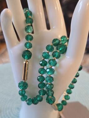 LIZ CLAIBORNE BRAND WOMENS FASHION JEWELRY GREEN & GOLDTONE NECKLACE & EARRINGS